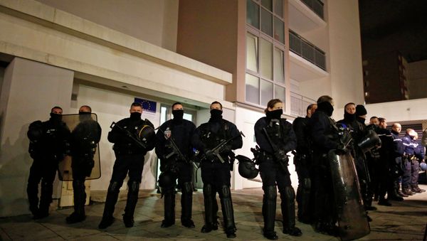 Police officers secure access to a residential building during investigations in the eastern French city of Reims January 8, 2015 Police officers secure access to a residential building during investigations in the eastern French city of Reims January 8, 2015 - Sputnik International