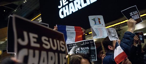 People hold posters with the words Je Suis Charlie (I Am Charlie) outside the Newseum January 7, 2015 in Washington, DC People hold posters with the words Je Suis Charlie (I Am Charlie) outside the Newseum January 7, 2015 in Washington, DC - Sputnik International