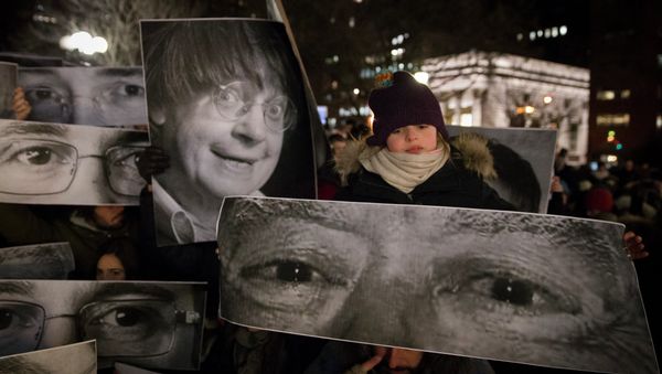 Mourners hold signs depicting the eyes of victims during a rally in support of Charlie Hebdo, a French satirical weekly newspaper that fell victim to an terrorist attack, Wednesday, Jan. 7, 2015 - Sputnik International
