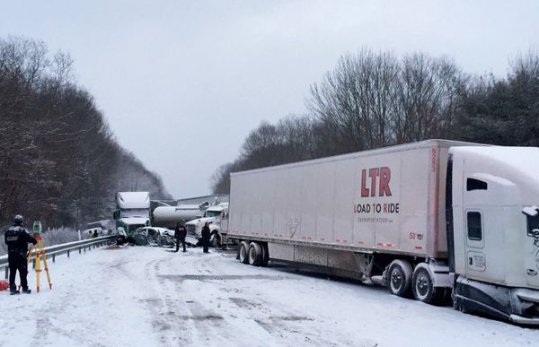 Bauer Truck Repair, vehicles remain at the scene of a fatal 18-vehicle pileup that occurred in whiteout conditions Wednesday, Jan. 7, 2015 - Sputnik International