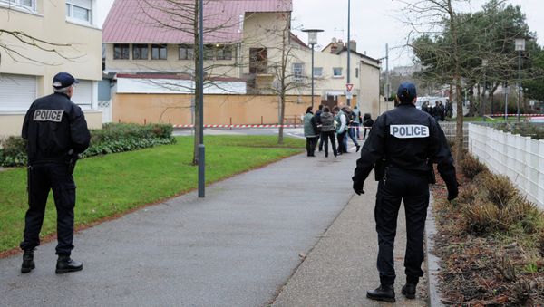 Police stand guard as members of the French technical and scientific police work at the site near a mosque in the Sablons neighborhood of Le Mans - Sputnik International