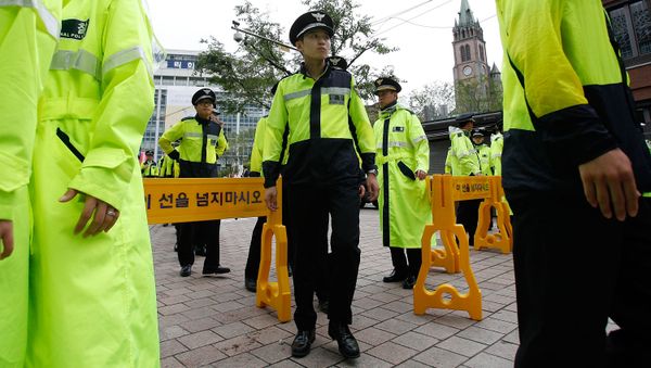 South Korean police stand guard outside of Myeong-dong Cathedral South Korean police stand guard outside of Myeong-dong Cathedral - Sputnik International