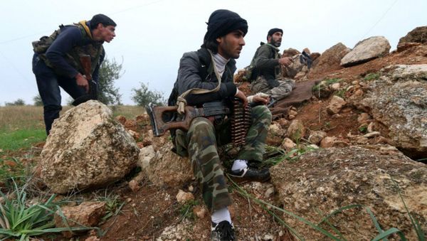 Fighters from the Al-Nusra Front, Al-Qaeda's Syria branch, hold a position as they fight against forces loyal to the regime - Sputnik International