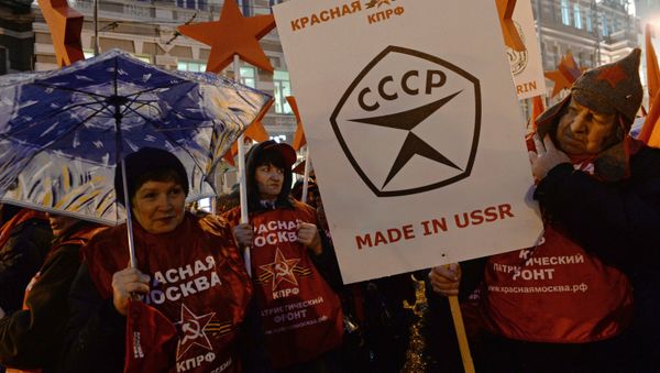 The Russian Duma's Communists are set to propose in introduction of a progressive income tax, along with a so-called 'anti-usury' law. Photo: Demonstrators celebrating the 97th anniversary of October Revolution of 1917, November 7, 2014 - Sputnik International