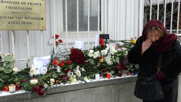People bring flowers and candles to French embassy in Moscow People bring flowers and candles to French embassy in Moscow - Sputnik International