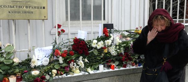 People bring flowers and candles to French embassy in Moscow People bring flowers and candles to French embassy in Moscow - Sputnik International