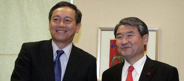 Japanese Vice Foreign Minister Akitaka Saiki, left, shakes hands with his South Korean counterpart Cho Tae-yong - Sputnik International
