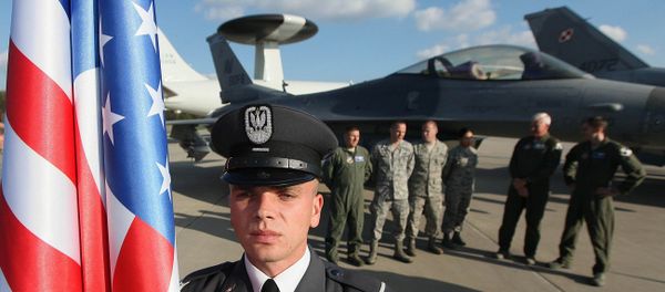 A soldier with the US flag. - Sputnik International