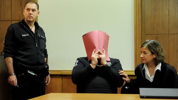 A picture taken on December 19, 2014 shows former nurse Niels H (C), charged with multiple murder and attempted murder of patients - Sputnik International