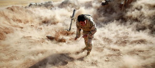 A Kurdish Peshmerga fighter launches mortar shells towards Zummar, controlled by Islamic State (IS), near Mosul in this September 15, 2014 file photo - Sputnik International
