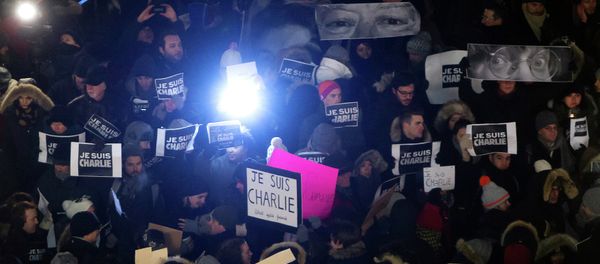 People gather for a vigil to pay tribute to the victims of a shooting, by gunmen at the offices of weekly satirical magazine Charlie Hebdo in Paris, in the Manhattan borough of New York, January 7, 2015 People gather for a vigil to pay tribute to the victims of a shooting, by gunmen at the offices of weekly satirical magazine Charlie Hebdo in Paris, in the Manhattan borough of New York, January 7, 2015 - Sputnik International