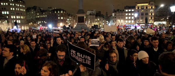 People hold up pens and posters reading 'I am Charlie' in French as they take part in a vigil of people, including many who were French, to show solidarity with those killed in an attack at the Paris offices of weekly newspaper Charlie Hebdo, in Trafalgar Square, London, Wednesday, Jan. 7, 2015 People hold up pens and posters reading 'I am Charlie' in French as they take part in a vigil of people, including many who were French, to show solidarity with those killed in an attack at the Paris offices of weekly newspaper Charlie Hebdo, in Trafalgar Square, London, Wednesday, Jan. 7, 2015 - Sputnik International