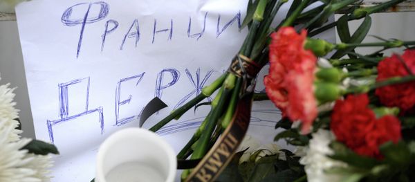 People bring flowers and candles to French embassy in Moscow - Sputnik International