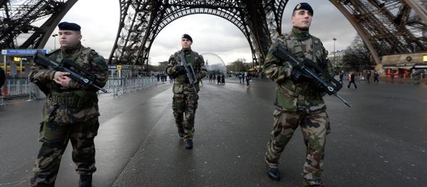 French soldiers patrol in front of the Eiffel Tower French soldiers patrol in front of the Eiffel Tower - Sputnik International