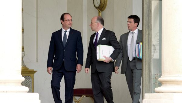 French President Francois Hollande (L) speaks with French Interior minister Bernard Cazeneuve (C) and Prime Minister Manuel Valls. French President Francois Hollande (L) speaks with French Interior minister Bernard Cazeneuve (C) and Prime Minister Manuel Valls. - Sputnik International