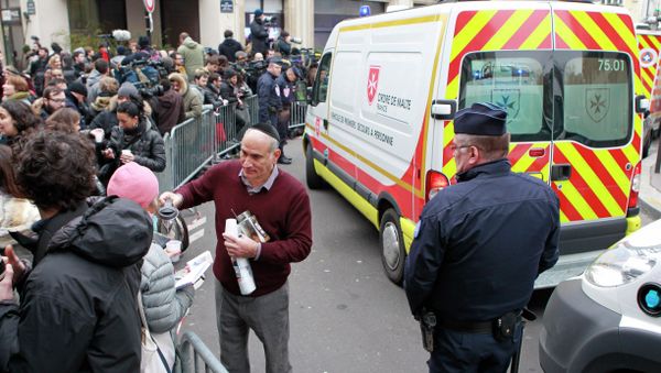 A local resident distributes coffee to reporters gathered at the scene after gunmen stormed a French newspaper, in Paris, Wednesday, Jan. 7, 2015 A local resident distributes coffee to reporters gathered at the scene after gunmen stormed a French newspaper, in Paris, Wednesday, Jan. 7, 2015 - Sputnik International