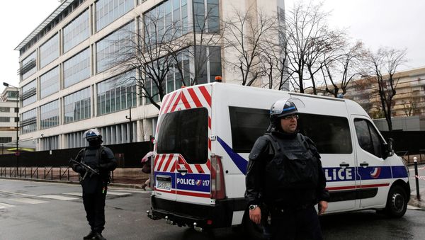Heavily armed police officers guard the General Directorate for Internal Security headquarters, seen in background, in Levallois Perret, outside Paris, Thursday, Jan. 8, 2015 - Sputnik International
