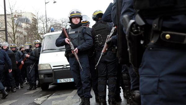 French police officers arrive to take up positions near Porte de Vincennes in Paris on January 9, 2015 French police officers arrive to take up positions near Porte de Vincennes in Paris on January 9, 2015 - Sputnik International