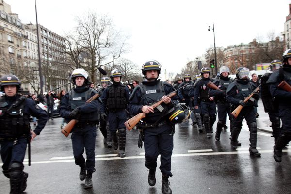 French police officers arrive to take up positions near Porte de Vincennes in Paris on January 9, 2015 French police officers arrive to take up positions near Porte de Vincennes in Paris on January 9, 2015 - Sputnik International