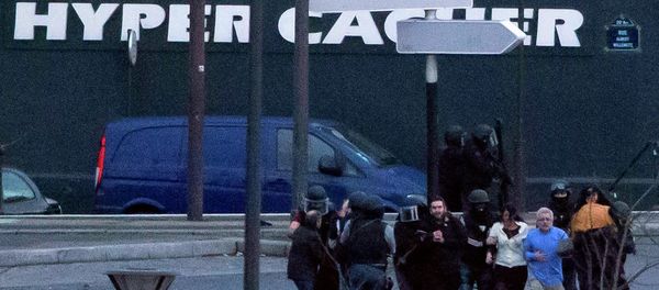 Security officers escort released hostages after they stormed a kosher market to end a hostage situation - Sputnik International