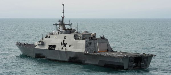 This US Navy handout photo released January 8, 2015 shows the littoral combat ship USS Fort Worth (LCS 3) as it operates on January 7 - Sputnik International