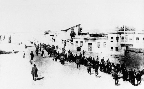 Armenian civilians escorted by Ottoman soldiers, being marched to a prison in southeastern Turkish city of Elazig, April 1915. - Sputnik International