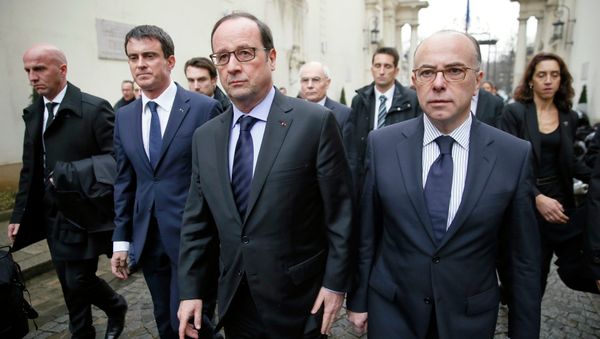 French President Francois Hollande (C) arrives with Prime Minister Manuel Valls (2ndL) and Interior Minister Bernard Cazeneuve to hold a crisis meeting with French prefects at the Interior Ministry in Paris January 9, 2015 - Sputnik International