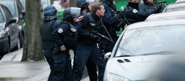 Police stand with their weapons drawn as they surround a bank during an attempted robbery in Paris, near Porte de Saint-Mande, on January 9, 2015 - Sputnik International