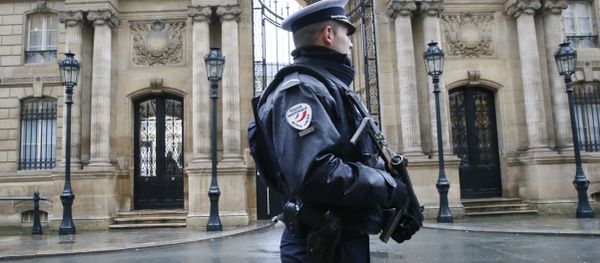 A police officer is in faction in front of the Elysee Palace in Paris A police officer is in faction in front of the Elysee Palace in Paris - Sputnik International