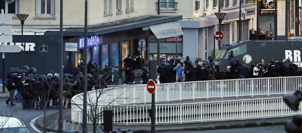 A photo taken on January 9, 2015 shows a general view of members of the French police special forces launching the assault at a kosher grocery store in Porte de Vincennes, eastern Paris A photo taken on January 9, 2015 shows a general view of members of the French police special forces launching the assault at a kosher grocery store in Porte de Vincennes, eastern Paris - Sputnik International