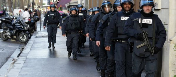 French riot police patrol in central Paris as part of the highest level of Vigipirate security plan after a shooting at the Paris offices of Charlie Hebdo January 9, 2015. French riot police patrol in central Paris as part of the highest level of Vigipirate security plan after a shooting at the Paris offices of Charlie Hebdo January 9, 2015. - Sputnik International