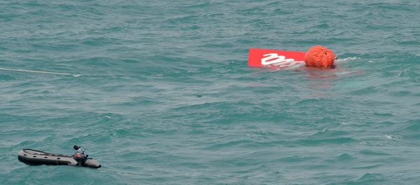 Part of the tail of AirAsia QZ8501 floats on the surface after being lifted as Indonesian navy divers conduct search operations for the black box flight recorders and passengers and crew of the aircraft, in the Java Sea January 10, 2015. Part of the tail of AirAsia QZ8501 floats on the surface after being lifted as Indonesian navy divers conduct search operations for the black box flight recorders and passengers and crew of the aircraft, in the Java Sea January 10, 2015. - Sputnik International