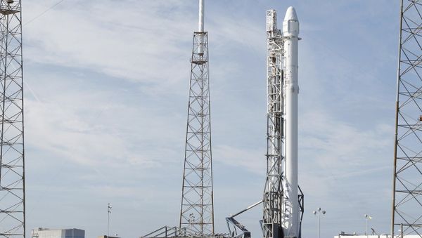 A Falcon 9 rocket carrying the SpaceX Dragon spacecraft - Sputnik International