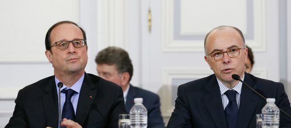 French President Francois Hollande (L) holds a crisis meeting with Interior Minister Bernard Cazeneuve (R) and French prefects at the Interior Ministry in Paris French President Francois Hollande (L) holds a crisis meeting with Interior Minister Bernard Cazeneuve (R) and French prefects at the Interior Ministry in Paris - Sputnik International