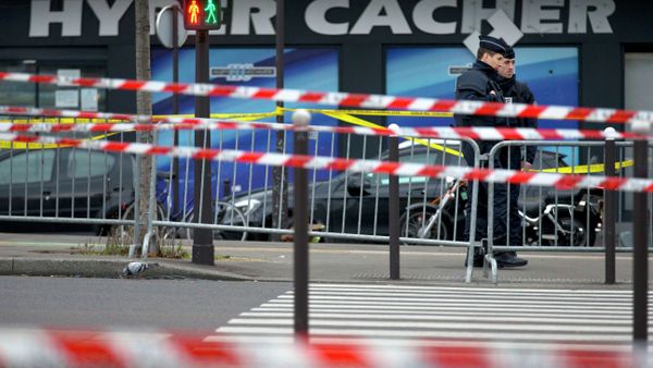 Two police officers stand guard a day after a terrorist attack on a kosher market in Paris, France, Saturday, Jan. 10, 2015. - Sputnik International