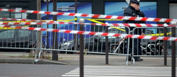Two police officers stand guard a day after a terrorist attack on a kosher market in Paris, France, Saturday, Jan. 10, 2015. Two police officers stand guard a day after a terrorist attack on a kosher market in Paris, France, Saturday, Jan. 10, 2015. - Sputnik International