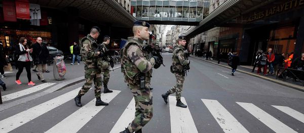 French soldiers patrol in the street near a department store in Paris as part of the highest level of Vigipirate security plan in Paris January 10, 2015. - Sputnik International
