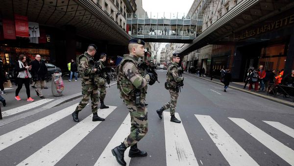French soldiers patrol in the street near a department store in Paris as part of the highest level of Vigipirate security plan in Paris January 10, 2015. - Sputnik International