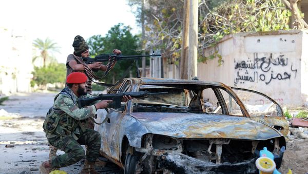 Pro-government Libyan forces, who are backed by locals, aim their weapons during clashes in the streets with the Shura Council of Libyan Revolutionaries, an alliance of former anti-Gaddafi rebels, who have joined forces with the Islamist group Ansar al-Sharia, in Benghazi - Sputnik International