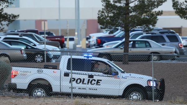 A Fort Bliss Military Police vehicle drives along the perimeter of the El Paso VA parking lot as officers searched for a gunman following a shooting inside the facility Tuesday, Jan. 6, 2014. A Fort Bliss Military Police vehicle drives along the perimeter of the El Paso VA parking lot as officers searched for a gunman following a shooting inside the facility Tuesday, Jan. 6, 2014. - Sputnik International