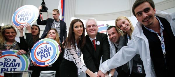 Croatian president and presidential candidate Ivo Josipovic (C) cuts a cake with his supporters after the unofficial results in the headquarters in Zagreb Croatian president and presidential candidate Ivo Josipovic (C) cuts a cake with his supporters after the unofficial results in the headquarters in Zagreb - Sputnik International