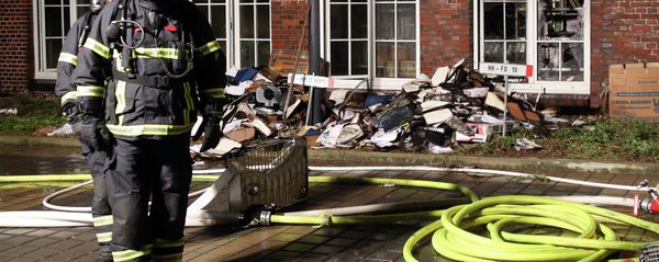 Firefighters stand outside the building of the 'Hamburger Morgenpost' in Hamburg, northern Germany, Sunday morning, Jan. 11, 2015. Firefighters stand outside the building of the 'Hamburger Morgenpost' in Hamburg, northern Germany, Sunday morning, Jan. 11, 2015. - Sputnik International