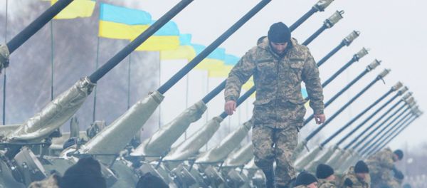 A Ukrainian serviceman walks on armoured personnel carriers (APC) - Sputnik International