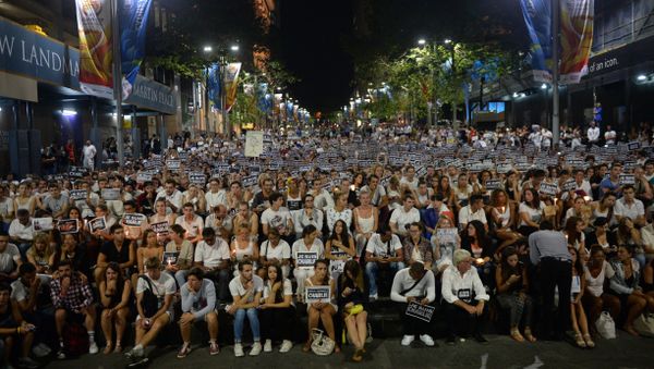 Members of Sydney's French community gather in the heart of the city to hold aloft banners reading Je Suis Charlie (I am Charlie). - Sputnik International