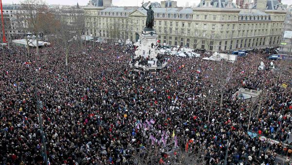 A general view shows Hundreds of thousands of people gathering on the Place de la Republique to attend the solidarity march (Rassemblement Republicain) in the streets of Paris January 11, 2015. A general view shows Hundreds of thousands of people gathering on the Place de la Republique to attend the solidarity march (Rassemblement Republicain) in the streets of Paris January 11, 2015. - Sputnik International