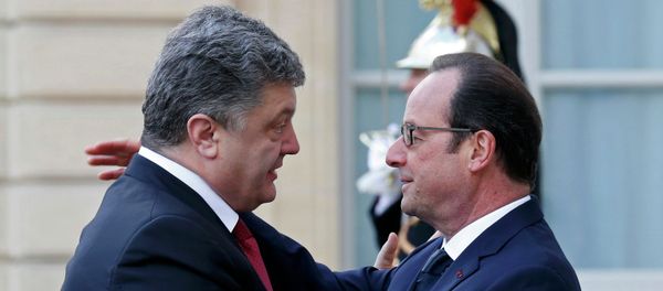 French President Francois Hollande (R) welcomes Ukrainian President Petro Poroshenko (L) at the Elysee Palace before attending a solidarity march (Marche Republicaine) in the streets of Paris January 11, 2015. - Sputnik International