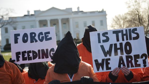 Hooded protestors, some holding placards, take part in a demonstration against the Guantanamo Bay detention facility utside of the White House in Washington - Sputnik International