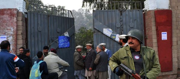 A Pakistani policeman stands guard outside a government school after schools in the city reopened following a Taliban attack in Peshawar on January 12, 2015. A Pakistani policeman stands guard outside a government school after schools in the city reopened following a Taliban attack in Peshawar on January 12, 2015. - Sputnik International