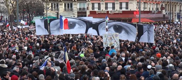 Parisians Carrying Charlie Hebdo Cartoons March Against Terrorism - Sputnik International