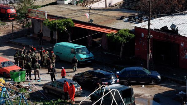 Lebanese Army soldiers and red cross members - Sputnik International